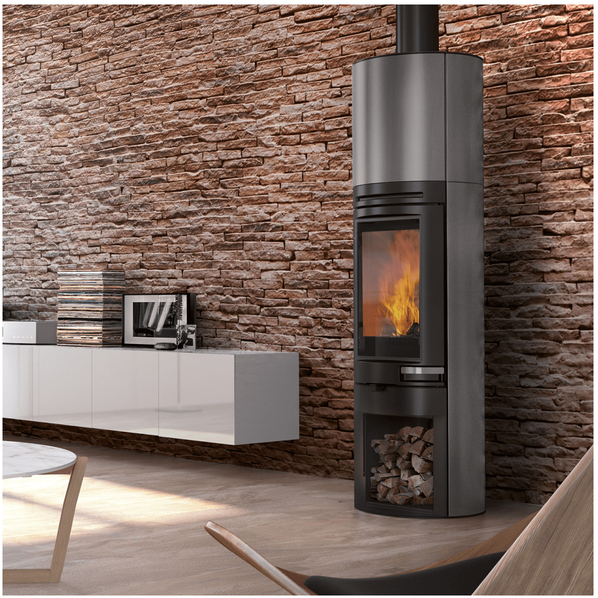 Stylish Edilkamin Tally S Evo 9,1 kW 🔥 in modern living room with stone wall and sleek furniture.