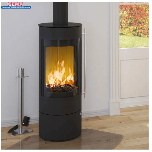 5 kW Kaminofen Pular Compact von Olsberg 🔥 mit modernem Design und großer Sichtscheibe für eine Wohlfühloase im Raum.