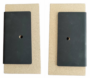 Metallhalter mit Loch an Holzblock für Schamottset Attack Combi Pellet 25 kW