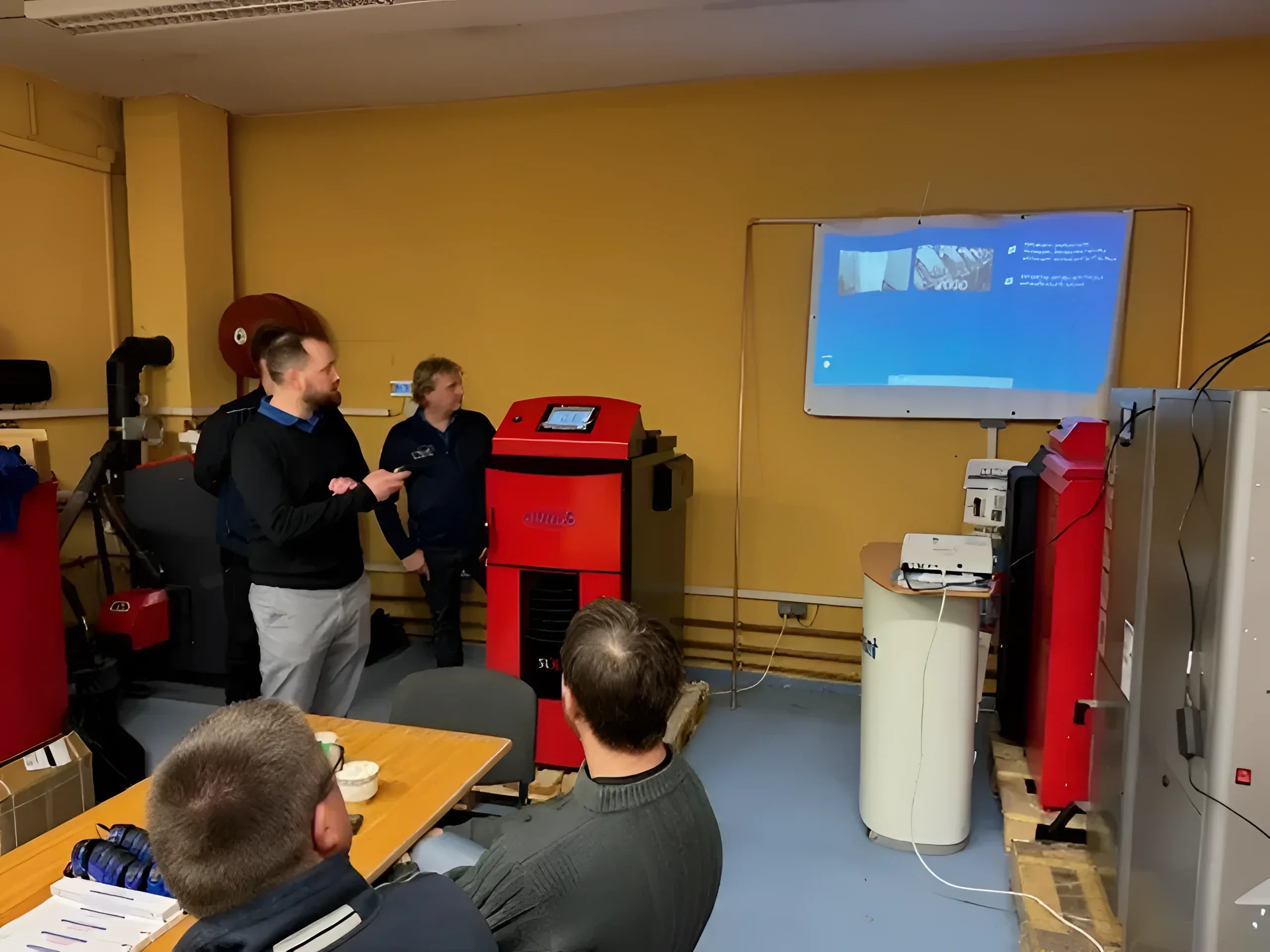 Präsentation des Komplettpakets Attack SLX Kombi20 mit Pufferspeicher in einem modernen Schulungsraum.