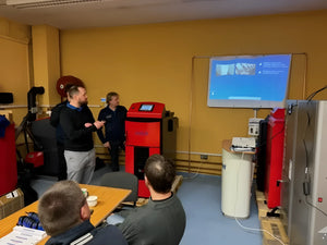 Präsentation des Komplettpakets Attack SLX Kombi20 mit Pufferspeicher in einem modernen Schulungsraum.