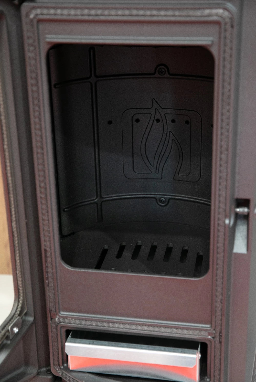 Τζάκι από χυτοσίδηρο σχεδιαστή Plamen Tara – ανεξάρτητα από τον αέρα του δωματίου