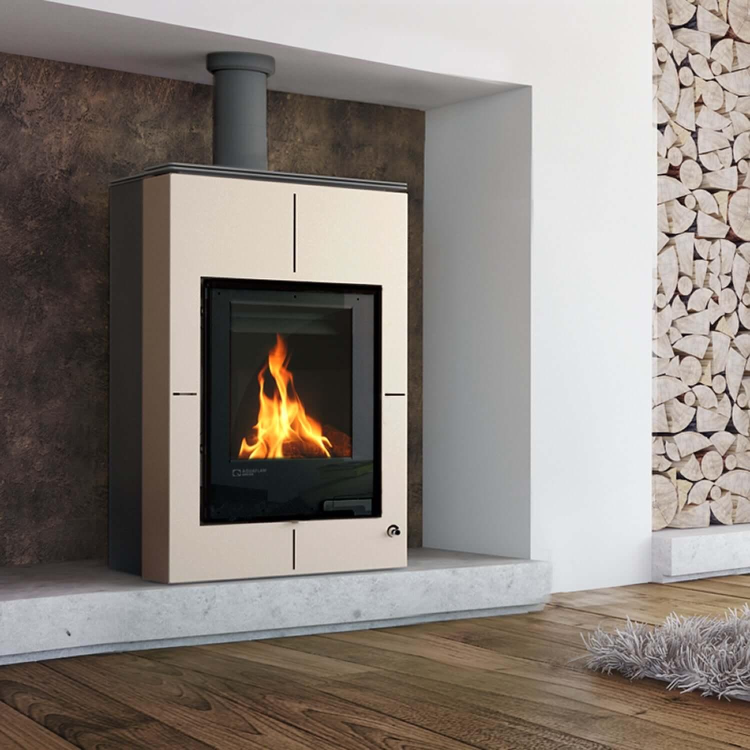 Vario Saporo wasserführender Kaminofen 🔥 elegant im modernen Wohnzimmer mit Holzstapel.