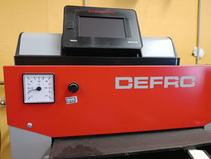 Redu0026grauer Pelletkessel Defro Komfort mit digitalem Display und innovativen Technologien